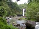 Idyllischer Wasserfall im Landesinneren. John R. lässt grüßen…
