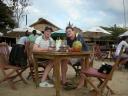 Ein Tisch mit Fisch am Strand in Jimbaran