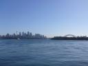 Sydney-Skyline mit Harbour-Bridge von der Fähre aus