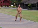 Ein Maori-Krieger erkundet die Absicht der Besucher