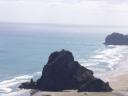 Piha Beach (normalerweise links große und rechts kleine Wellen)