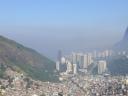 Teure Wohnhäuser mit Blick auf die Favela - oder andersrum…